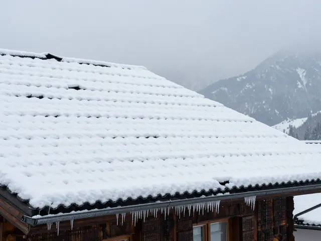 Dachsanierung im Winter: Risiken, Trocknung und Planung