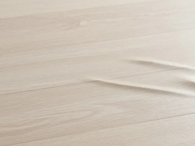 Wellen im Vinylboden: Ursachen, Behebung und Vorbeugung